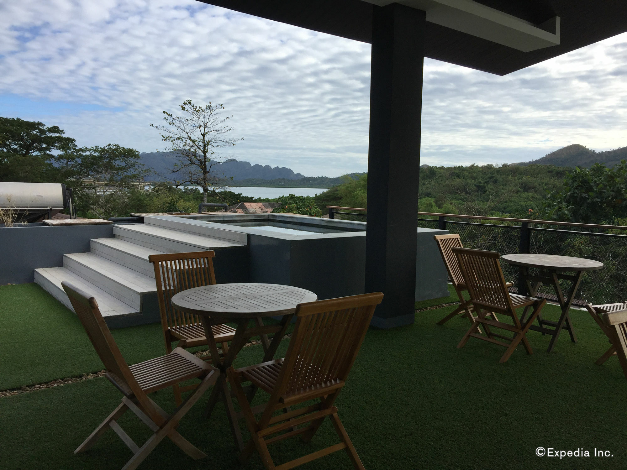 The Funny Lion - Coron Hotel Exterior photo